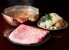 松阪牛よし田 求人 A5ランクのみをを使用する選りすぐりの和牛。
様々な調理方法で松阪牛のお肉本来の味を最大限に引き出します