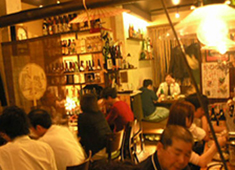醸し屋 素郎slow（かもしや すろう)／株式会社 醸々 求人 厳選した地酒と本格焼酎、果実酒などが100種類以上並ぶ店内。多くの常連様に愛され、おかげ様で15周年を迎えました！
