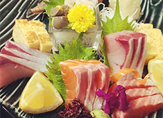醸し屋 素郎slow（かもしや すろう)／株式会社 醸々 求人 築地の仲卸市場でその日の良いものを目利きで仕入れています。珍しい魚を扱うことも！他、季節感溢れる絶品料理をご提供！
