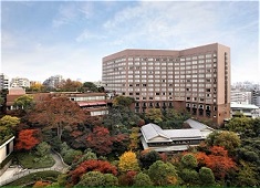 ホテル椿山荘東京 求人 森のような庭園内にホテル棟、バンケット棟、日本家屋が点在。庭園内には七福神の石像、庚申塔などの史跡もあります。