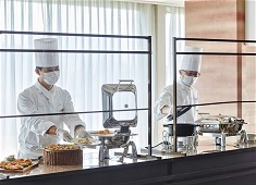 ホテル椿山荘東京 求人 感染対策を万全の「ほたるの夕べ ディナービュッフェ」では開業70周年を記念し伝統の味や復刻メニューなどが勢揃い