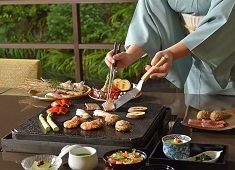 ホテル椿山荘東京 求人 「木春堂」の石焼料理は厳選された肉・魚介・野菜の旬な素材をそのままに、富士山の溶岩石で焼き上げるお料理。