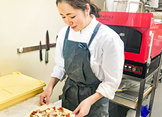 「THE Altavista Garden」「Restaurant Altavista Garden」「Restaurant Confetti」「Restaurant La BOULETTE」 求人 レストランコンフェッティの看板メニューのひとつでもあるピザ。キッチン内の窯で焼き上げています。