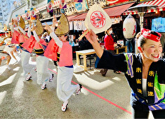新宿OPENプロジェクト事業部／(株) 浜倉的商店製作所 求人 全国各地の「お祭り団体」を招き、伝統文化も支援！(↑画像は2021年夏「渋谷横丁」で開催した「阿波踊り」の模様)