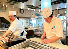 築地すし鮮 総本店 求人 若手から60代のスタッフまで幅広く活躍中！王道から珍しい魚まで多種扱うことができ、魚・寿司を学ぶ絶好の環境です◎