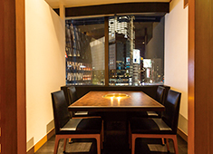 焼肉専科 肉の切り方／株式会社 明治座フードコミュニティー 求人 繁華街立地では少人数向けの個室を有し、プライベート空間を楽しんで頂きます。