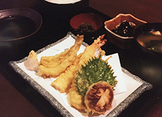 三陸 漁灯（いさりび） 求人 良い意味での自由度をウリにしている当店では、前職の経験やジャンルは一切不問！必要な技術や知識はこれと言って無し！