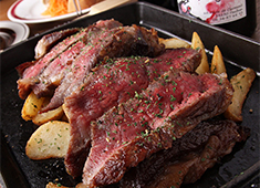 「Bistro Vintheo（ビストロ ヴァンテオ）」「焼鳥 ばんてお」 求人 赤身肉主体の岩手・短角牛を、お店で4週間以上熟成させ、ここぞというタイミングで提供しています。