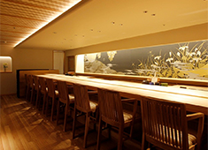 「龍月 SUSHI」「RYUDUKI TEPPAN」 求人 檜の7m半カウンターは、板前サイドと同じ高さになっており、壁にあしらった西陣織が空間をひきしめてくれる。