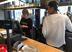 株式会社イートアンドホールディングス 求人 「R Baker」では、酵母の力で生地が変化していく様子を見守りつつ、食べる人を笑顔にするパン作りを行っています。