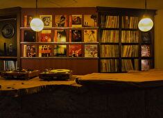 song & supper BAROOM／株式会社フェイス 求人 ⽇本コロムビアのレコードアーカイブが並ぶライブラリー。110年以上の歴史を持つ約10,000枚の貯蔵レコードを陳列