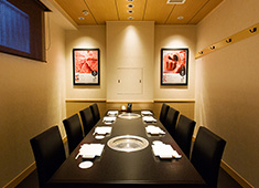 焼肉専科 肉の切り方／株式会社 明治座フードコミュニティー 求人 オフィス立地ではいろいろな会食のニーズに合わせた落ち着いたお店造りをしております。