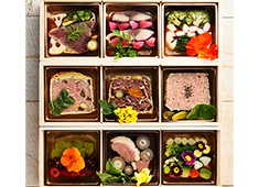 フレンチレストラン 釜津田 ーKAMATSUDAー／La Charcuterie KAMATSUDA 求人 著名人の方とのコラボ等幅広い手段で本当に美味しい料理を提供！多様な働き方ができる為、他では見えない新たな発見も有！