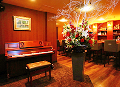 Dining Bar J（ダイニングバージェイ）／株式会社A&M 求人 ピアノの演奏を聴きながら、美味しい食事とカクテルを楽しめるダイニングバー！