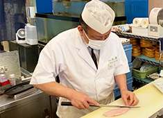 築地すし鮮  恵比寿東口店 求人 年齢問わず、経験・技術をしっかり評価します！60代採用実績も多数あり！若手からベテランまで活躍できる職場です。