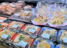 「プティマルシェ」「生鮮マルシェ」 求人 お客様が手に取りやすいリーズナブルな価格で、100種類以上のお弁当とお惣菜を作っています。メニュー提案も大歓迎！