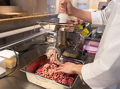 挽肉屋 神徳／丸八殖産 株式会社 求人 仕込みから丁寧に教えていきますのでご安心ください！