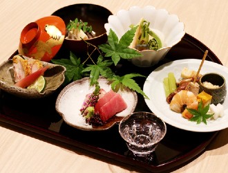 恵比寿 盃、盃屋かづち、ほか／株式会社盃屋 求人 恵比寿のお店では、本格的な日本料理をコースでも提供！季節感のある一皿を提案しています。