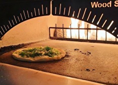 BIRD HOTEL -garden house-／株式会社GREENING 求人 薪窯で焼き上げるピッツァは大人気！その他にも、調理法・食材にこだわったメニューを提供中の為、学び・活かせる環境！