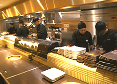 銀座 コバウ／株式会社ザイコン 求人 オープンキッチンのカウンターもあり！お客様の様子を見ながら調理の仕事ができます。
