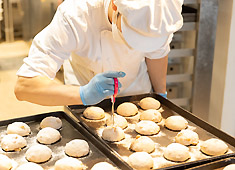 オリミネベーカーズ（ORIMINE BAKERS） 求人 パンの具材やフィリングは素材の味を大切にし、出来るだけ手作りしています。スキルや経験に合わせて仕事をお願いします。