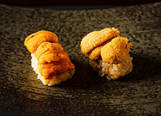 「SUSHI TOKYO TEN、」「まんてん鮨」「すし天」／株式会社シーエージェント 求人 すし天の目玉でもある「雲丹の食べ比べ」。全国から食材を吟味しています。