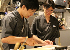 魚・和食育成プロジェクト事業部／株式会社エー・ピーホールディングス 求人 養成カレッジで一通り出来るようになると実際にモニター試食を行うので自身の成長に繋がります。