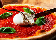 株式会社ブロスダイニング（株式会社ノバレーゼ） 求人 特注のピッツァ釜で焼き上げるピッツァをはじめ本格的なイタリアンを提供する『Serafina NEW YORK』。