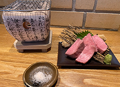 肉と酒 はじめ 求人 肉料理を中心に提供している当店。料理によく合う日本酒は常時15本取り揃えています。