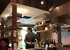 肉と酒 はじめ 求人 店内に併設しているカウンターキッチンがあなたのステージになります。