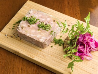 ワイン食堂パパン／株式会社飴やダイニング 求人 自家製のシャルキュトリーはセントラルキッチンで仕込んでいます。店舗での業務負担を少なく、効率的に働ける体制です！