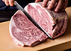 「肉匠 コギヤ 宴庭 五反田」「炙り コギヤ 町屋」／株式会社 廣村商事 求人 『肉の切り方』など、基本技術から応用の部分まで、しっかりと習得できるから、将来の選択肢も広がる職場です！