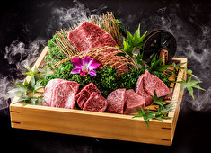 「肉匠 コギヤ 宴庭 五反田」「炙り コギヤ 町屋」／株式会社 廣村商事 求人 部位ごとに違った仕込みを施し、最高の状態で召し上がっていただく…当たり前を大切に、日々営業を続けています。