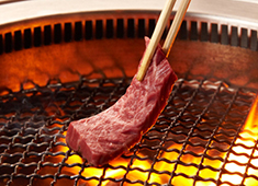 株式会社ピューターズ 求人 ▲お肉の部位に詳しくなって、美味しく食べるためのベストな焼き加減などもばっちり覚えられます！