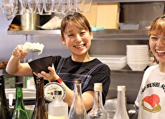 寿司とMAS 武蔵小山 求人 「えっほんとに寿司店！？」と思ってしまうような雰囲気・制服で営業中！イメージを覆し、新たなトレンドを発信します！
