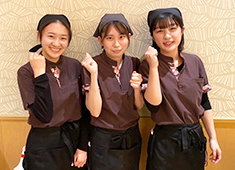 「湯あがりキッチン一休」他 ／ 株式会社グルメ王国 求人 店舗スタッフは、10～60代まで幅広い年齢の方が活躍しています♪アルバイトから正社員を目指す方も大歓迎です！