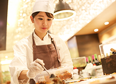 HATAKE CAFE 新宿 求人 女性の料理人も多数在籍。働きやすさやスタッフを大事にする社風が大きな理由です！