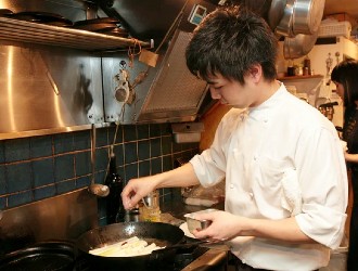 株式会社ケトル 求人 各店舗でメニュー開発も頻繁におこなっています。料理の自由度も高いので、様々な料理を経験することができます。