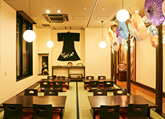 グランピング♨テルマー湯 滑川店内「花の庭」（新規施設内レストラン開業準備室） 求人 和の空間が楽しめる客席。インテリア装飾にもこだわる店内で、バリエーション豊富なお食事をご提供いたします！