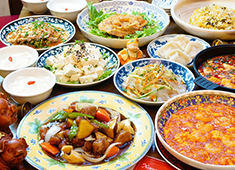 「中国茶房8（エイト） Chinese cafe Eight」「8（エイト） 餃子」「山のリゾートホテル」 求人 ▲名物の北京ダックをはじめ、現地そのままの味付けで300種類以上の料理を提供しています。