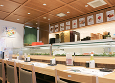 株式会社 梅丘寿司の美登利総本店 求人 写真は『梅丘総本店』。スタッフの総数も多く、カジュアルで明るい雰囲気で働けるお店です！