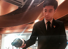 TSUKIJI Bon March'e（築地ボン・マルシェ）／株式会社 共栄会 求人 ワインや日本酒の知識を生かし、料理がより美味しく、より楽しくなるようなマリアージュを提案。やりがい抜群です！