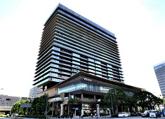 ウェスティンホテル横浜 求人 23階建てのホテル外観。みなとみらい駅～徒歩5分、桜木町駅～徒歩12分、横浜駅東口～徒歩15分。