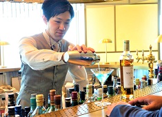 ウェスティンホテル横浜 求人 「コード・バー」は日本全国のさまざまな場所にちなんだカクテルやドリンクを取りそろえたスカイバー。