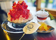 「Bistro CAMPARI(カンパリ)」「カモメ氷菓店」 求人 希少な天然氷を使用したふわふわ食感のかき氷に、果樹農家さん直送の自家製フルーツソースを組み合わせた自慢の一品です♪