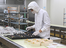 明治座東砂営業所／株式会社明治座 求人 オール電化対応の厨房機器が揃う最新調理施設内でのお仕事です！きれいな施設で気持ち良くお仕事ができます◎