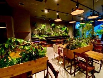 海南鶏飯食堂／株式会社ルートナインジー 求人 カフェのようなおしゃれな店内。自由な雰囲気の中、あなたの個性を生かした接客も期待しています。