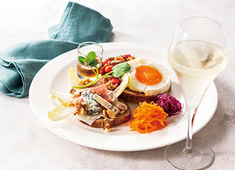 「BLUE BRICK LOUNGE（ブルー・ブリック・ラウンジ）」「SUMADORI-BAR SHIBUYA（スマドリバー渋谷）」 求人 両店共に軽食メニューから本格的な料理まで、調理を学びたい方からメニュー開発したい方までが満足できる職場です◎