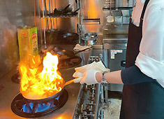 サンアロハ みなとみらい本店／株式会社 ビックバン 求人 定番のロコフード、本格カレー、デザートメニューなど、こだわりの料理を楽しんで頂きましょう！