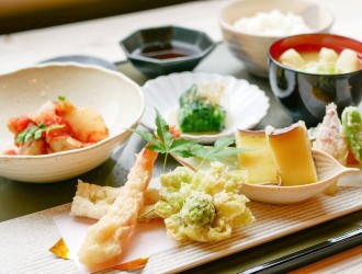 株式会社LEOC（レオック）／有料老人ホーム事業部（23区内・神奈川の高級有料老人ホーム） 求人 毎日のお食事を美味しく、そして楽しく食べていただけるよう、飽きのこないメニュー作りと手作り調理にこだわっています。